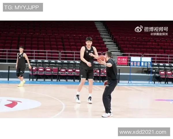 挡拆很瓷实!杨瀚森比赛中连续掩护队友得分